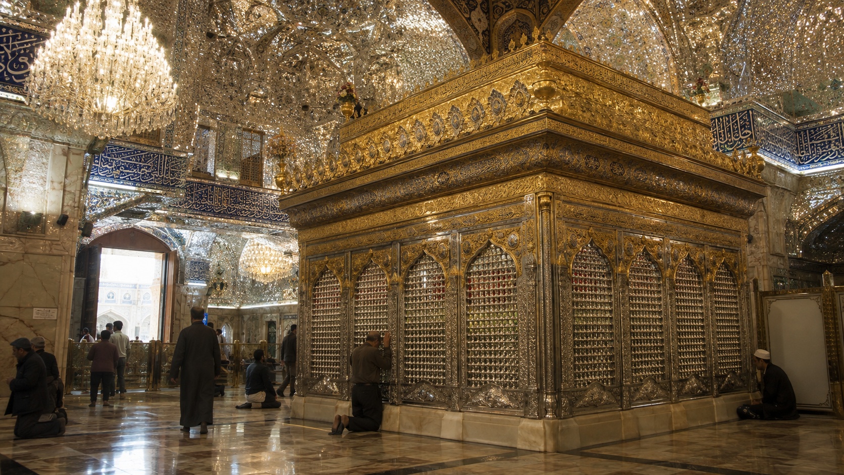 ضریح طلایی امام حسین در نور صبحگاهی با آینه‌کاری سقف و لوسترها
