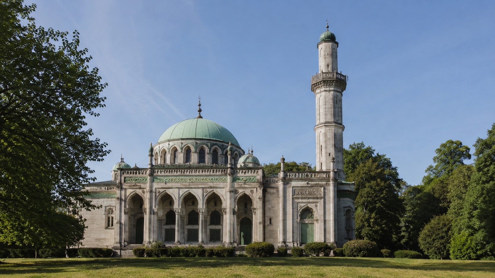 مسجد بزرگ بروکسل در پارک Cinquantenaire در نور روز