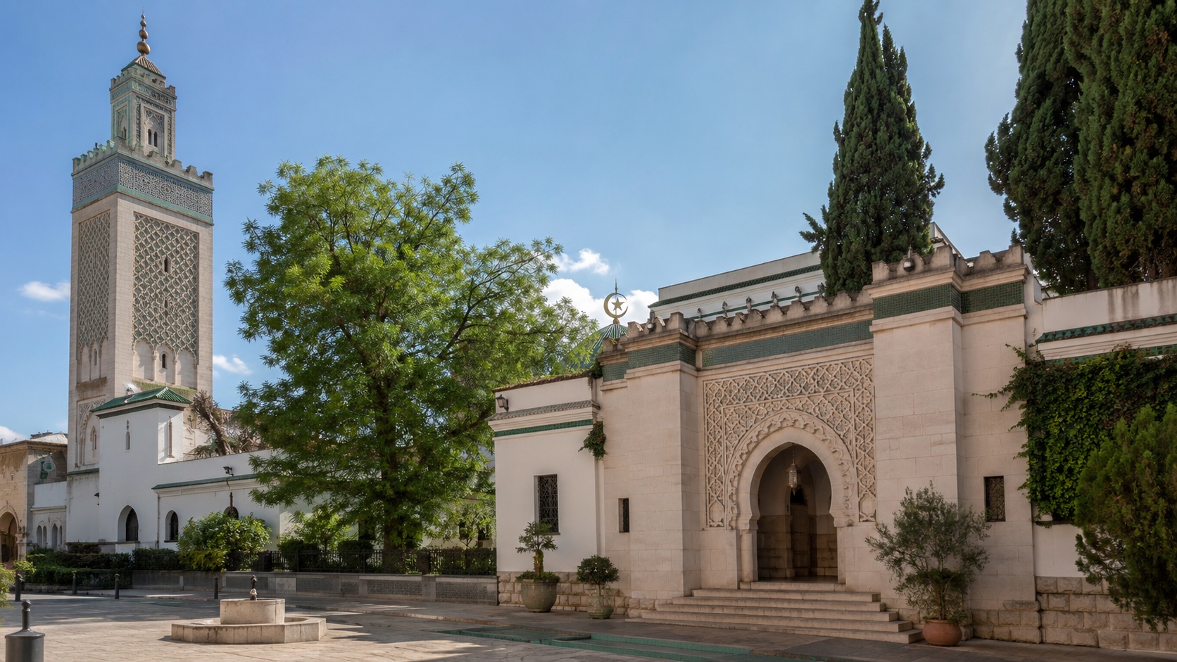 مسجد بزرگ پاریس، مناره و ورودی قوسی در نور روز