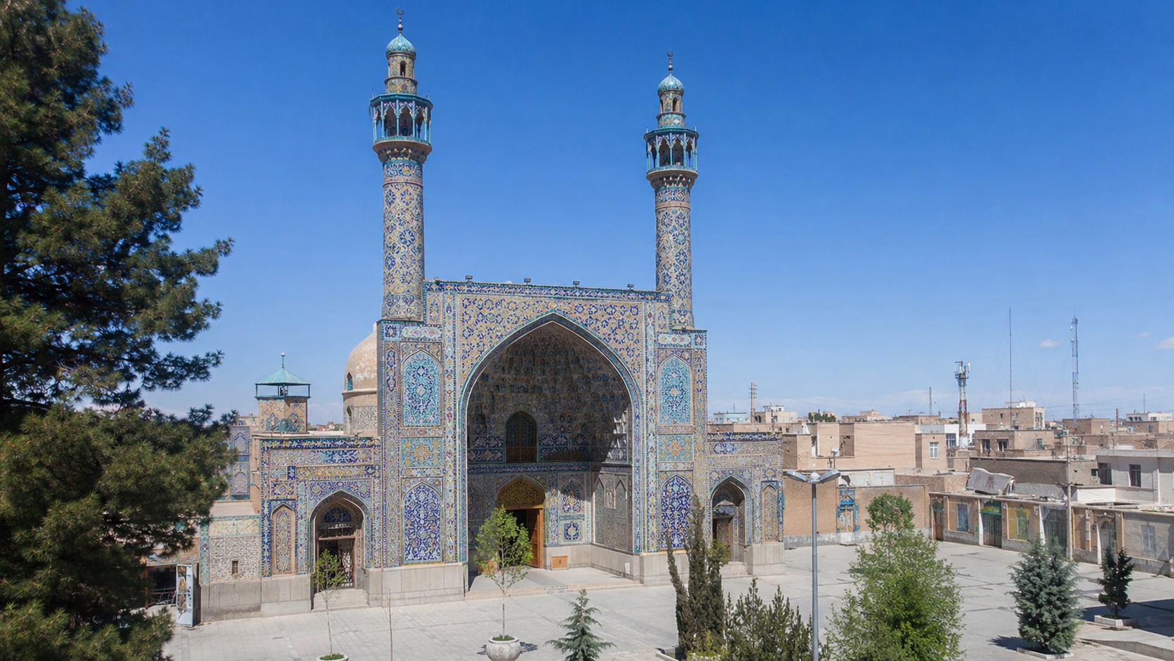 مسجد تاریخی سبزوار با معماری خراسانی در نور روز