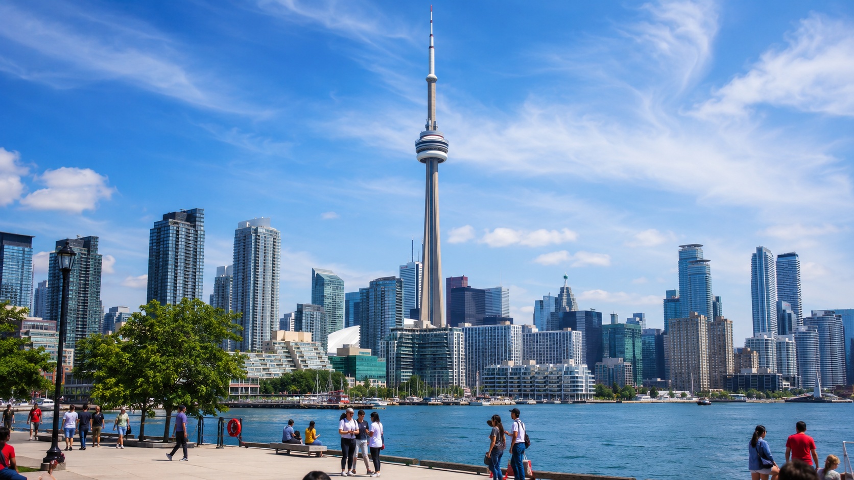 پانورامای تورنتو با برج CN Tower در روز آفتابی تابستان